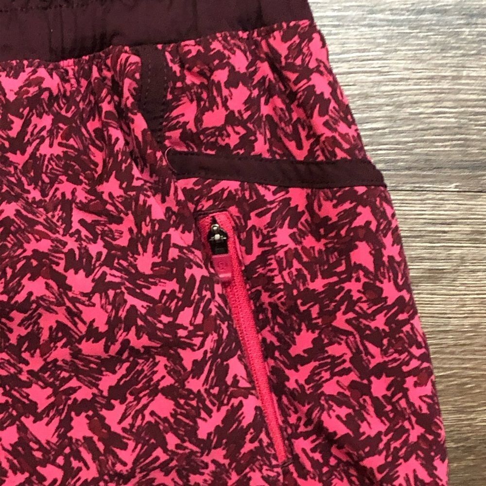 Lululemon Tracker Shorts Size 4 - Picture 3 of 10